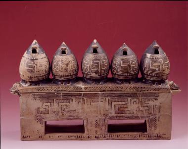 Πήλινο ομοίωμα λάρνακας με πέντε σιρούς