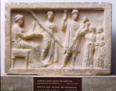 Μαρμάρινο ανάγλυφο με παράσταση Δήμητρας, Κόρης, Ιάκχου, Πλούτου και λατρευτών