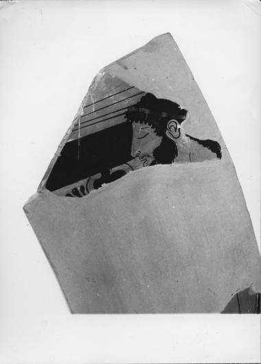 Όστρακο ερυθρόμορφου κρατήρα. Ζωγράφος του Κλεοφράδους