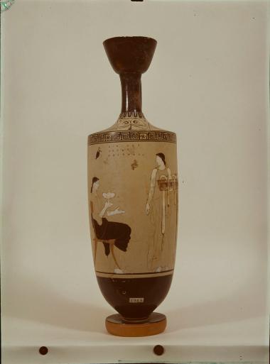 Αττική λευκή λήκυθος. Ζ. του Αχιλλέα. Σκηνή γυναικωνίτη.