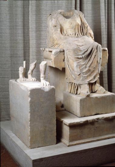 Μαρμάρινο ακέφαλο λατρευτικό άγαλμα ένθρονης Κυβέλης που συνοδευόταν από λέοντα. Ανίγραφο έργου του Αγοράκριτου.