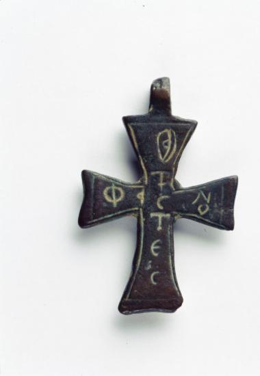 Χάλκινος σταυρός-εγκόλπιο με εχγάρακτο οφθαλμό και την επιγραφή φανοστάτης.