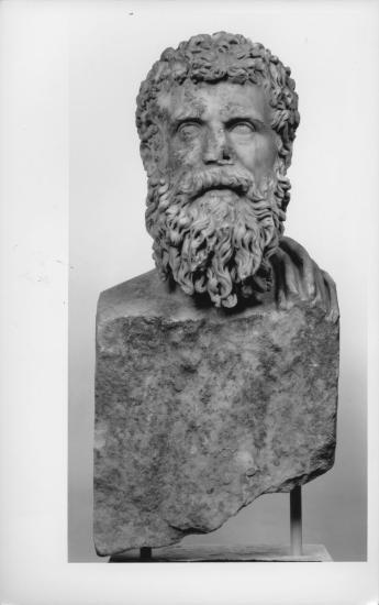Εικονιστική κεφαλή κοσμητού με τμήμα ερμαϊκής στήλης