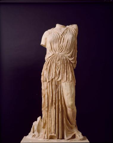 Μαρμάρινο ακέφαλο άγαλμα της επιφαινόμενης κόρης (Περσεφόνης).