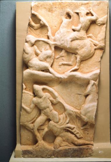 Μαρμάρινο αναθηματικό ανάγλυφο Πυθοδώρου Επιζήλου με παράσταση μάχης Αθηναίων και Σπαρτιατών.
