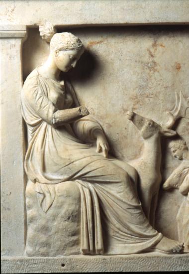 Μαρμάρινο αναθηματικό ανάγλυφο με την Αρτέμιδα καθιστή σε βράχο με το ελάφι της και προσκυνητές, λεπτομέρεια. Προέλευση: Βραυρώνα, ιερό Αρτέμιδος.