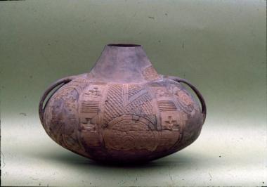 Πήλινος σφαιρικός αμφορίσκος με έντυπη και εγχάρακτη διακόσμηση από το Διμήνι.