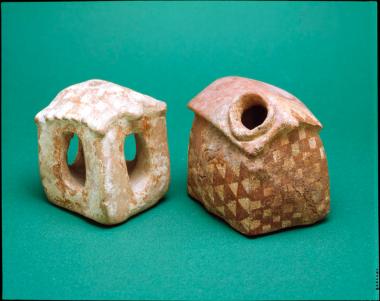 Πήλινα ομοιώματα σπιτιών με γραπτή διακόσμηση.