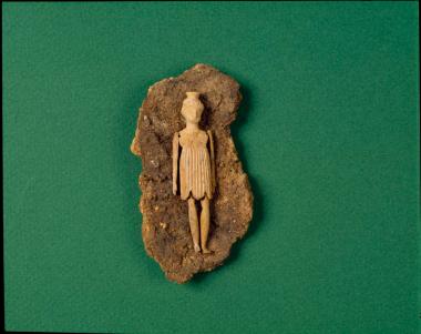 Ξοανόμορφη ελεφαντοστέινη πλαγγόνα από το Βελεστίνο (Φερές).