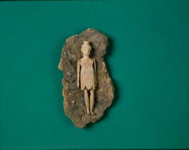 Ξοανόμορφη ελεφαντοστέινη πλαγγόνα από το Βελεστίνο (Φερές).