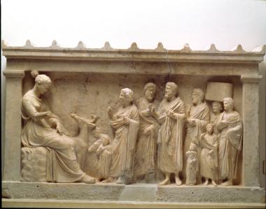 Μαρμάρινο αναθηματικό ανάγλυφο με την Αρτέμιδα καθιστή σε βράχο με το ελάφι της και προσκυνητές. Προέλευση: Βραυρώνα, ιερό Αρτέμιδος.