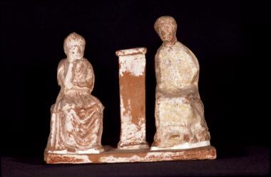 Δύο πήλινα καθιστά γυναικεία ειδώλια θρηνωδών εκατέρωθεν ταφικού μνημείου