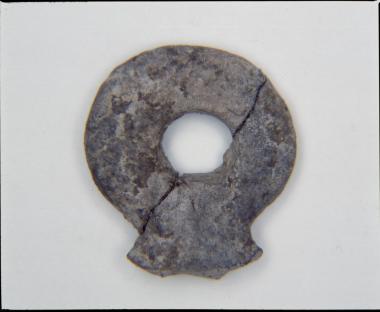 Λίθινο δακτυλιόσχημο περίαπτο από το Δισπηλιό Καστοριάς.