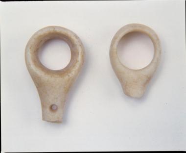 Μαρμάρινα δακτυλιόσχημα περίατπα από το Μακρύγιαλο Πιερίας.