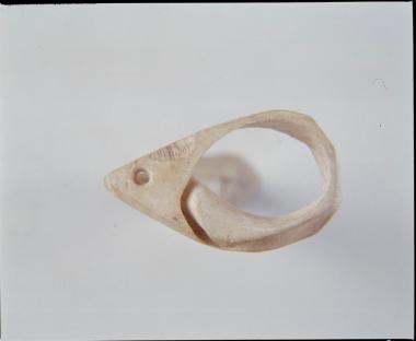 Δακρυόσχημο περίαπτο από όστρεο Spondylus gaederopus από το Μακρύγιαλο Πιερίας.