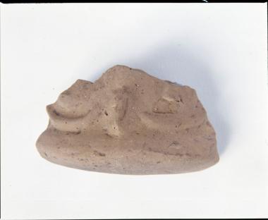 Τμήμα λαιμού πήλινου κλειστού αγγείου με πλαστική διακόσμηση από το Μακρύγιαλο Πιερίας.