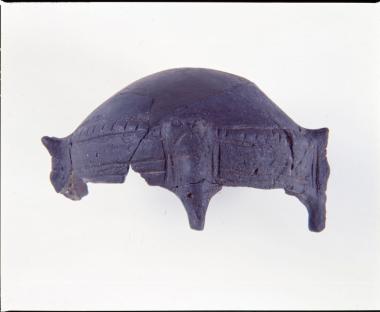 Πήλινη φιάλη με πλαστική διακόσμηση από το Μακρύγιαλο Πιερίας.