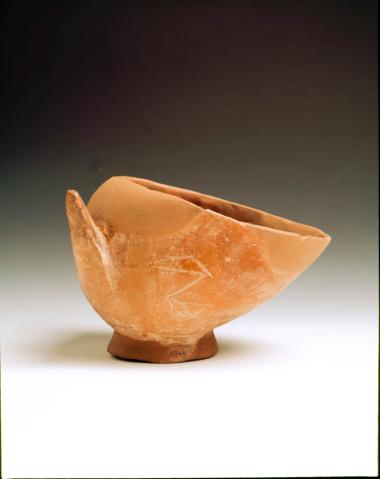 Πήλινο αγγείο άβαφο με κερατοειδείς αποφύσεις από το Σέσκλο Μαγνησίας.