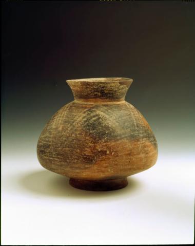 Κλειστό αγγείο με γραπτή διακόσμηση από λευκές τεθλασμένες γραμμές από το Σέσκλο Μαγνησίας.