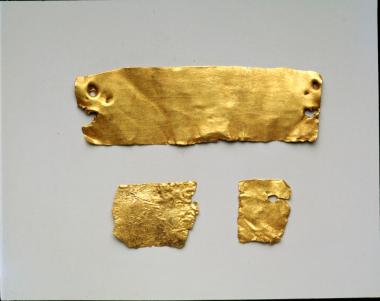 Χρυσά σφυρήλατα ταινιόσχημα ελάσματα.