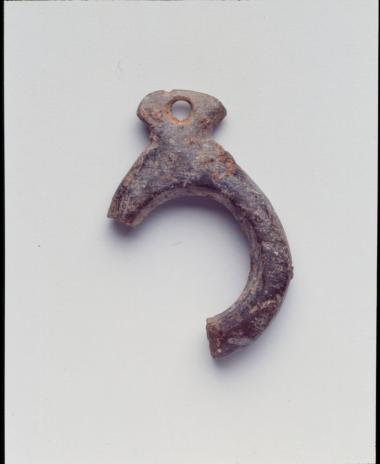 Λίθινο δακτυλιόσχημο περίαπτο από σχιστόλιθο από το σπήλαιο Κίτσου Λαυρίου.