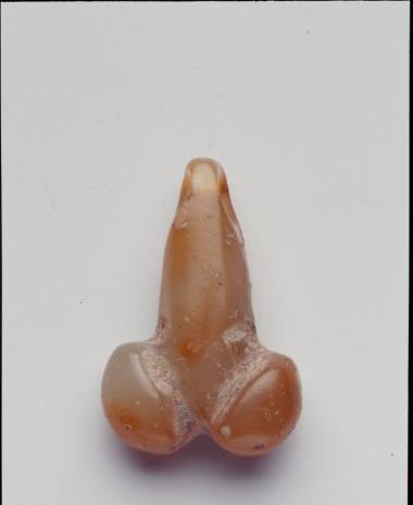 Λίθινο περίαπτο, ομοίωμα ανδρικών γενητικών οργάνων από το σπήλαιο Κίτσου Λαυρίου.