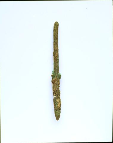 Χάλκινη περόνη έντονα διαβρωμένη από το σπήλαιο Κίτσου Λαυρίου.