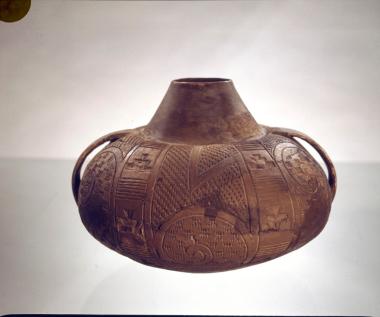 Πήλινος σφαιρικός αμφορίσκος με έντυπη και εγχάρακτη διακόσμηση από το Διμήνι.