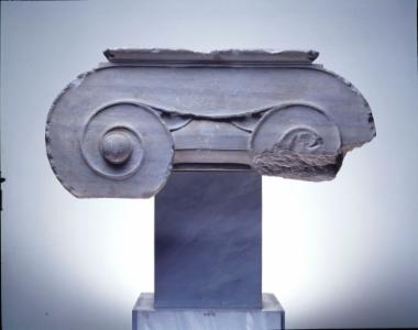Μαρμάρινο ιωνικό κιονόκρανο από το ναό της Αθηνάς Σουνιάδος. Βρέθηκε στην Αγορά των Αθηνών.