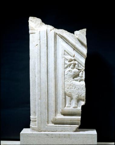 Μαρμάρινο θωράκιο από τον άμβωνα της εκτός των τειχών κοιμητιριακής βασιλικής.