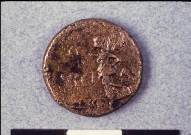 Χάλκινο νόμισμα της ρωμαϊκής αποικίας των Φιλίππων.Εμπροσθότυπος: Νίκη και επιγραφή VIC(TORIA) AUG(USTA). [Ίδιο νόμισμα με το αρ. 4673.]