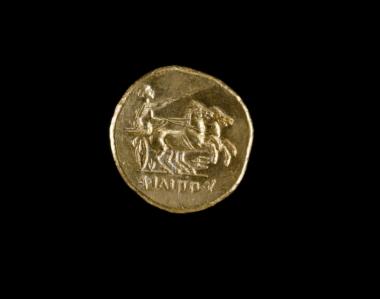 Χρυσό νόμισμα Φιλίππου Β΄. Εμπροσθότυπος: δαφνοστεφής κεφαλή Απόλλωνος. [Ίδιο νόμισμα με το αρ. 4680.]