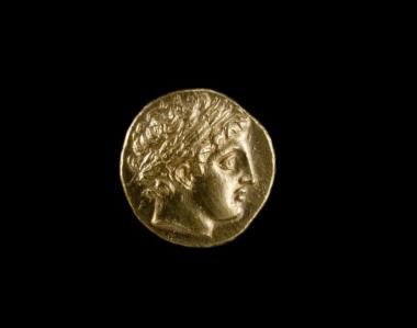 Χρυσό νόμισμα Φιλίππου Β΄. Οπισθότυπος: συνωρίς και επιγραφή ΦΙΛΙΠΠΟΥ. [Ίδιο νόμισμα με το αρ. 4679.]