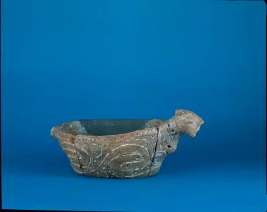 Ζωόμορφο αγγείο με εγχάρακτη διακόσμηση από το Μεγάλο Λιθάρι (Ντικιλί Τας).