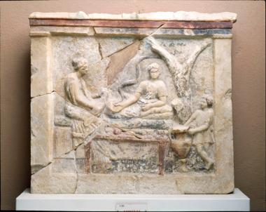 Ναόσχημη επιτύμβια στήλη με ανάγλυφη και ζωγραφική παράσταση νεκρικού συμποσίου από την αρχαία Δημητριάδα.