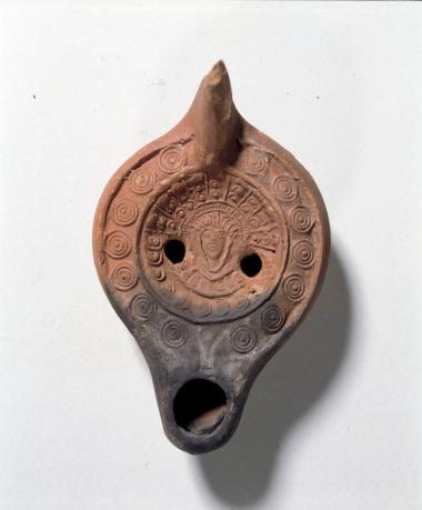 Λυχνάρι από τη Νέα Αγχίαλο.