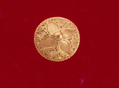 λεπτομέρεια κεφαλής χρυσής περόνης