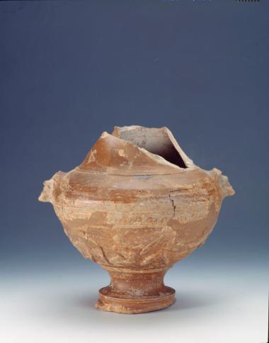 Πήλινος αμφορέας με ανάγλυφη διακόσμηση