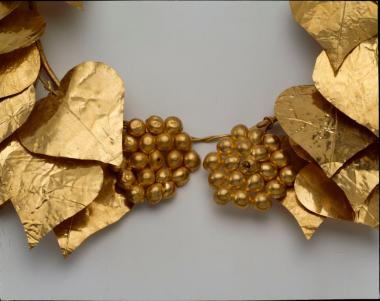 χρυσό στεφάνι κισσού, λεπτομέρεια