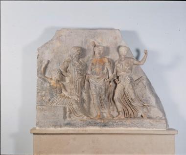 Μαρμάρινο αναθηματικό ανάγλυφο με παράσταση Διός, Λητούς, Απόλλωνος και Αρτέμιδος με το ελάφι της. Προέλευση: Βραυρώνα, ιερό Αρτέμιδος.