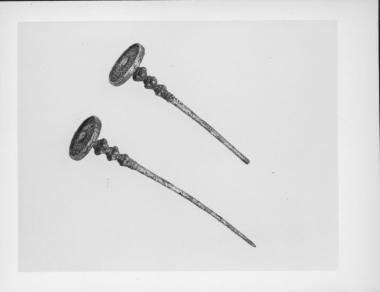 Δύο ασημένιες περόνες