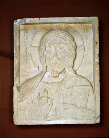 Μαρμάρινη ανάγλυφη εικόνα με προτομή Χριστού Ευεργέτη ευλογούντος και κρατούντος ευαγγέλιο