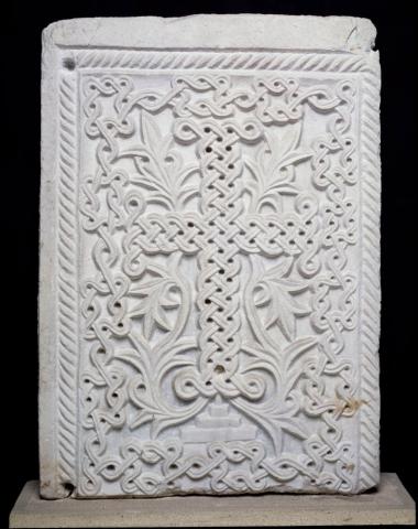 Μαρμάρινο θωράκιο με ανάγλυφη παράσταση