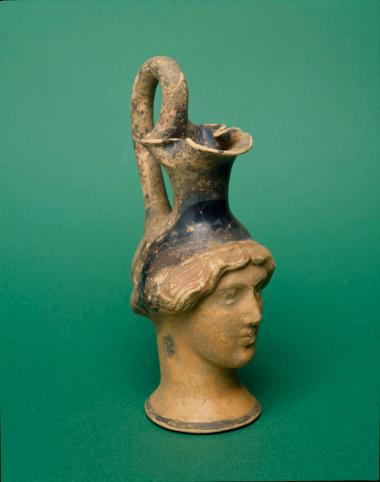 Πήλινη οινοχόη σε σχήμα γυναικείας κεφαλής