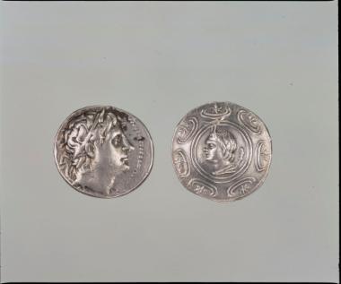 Αργυρά νομίσματα Δημητρίου Πολιορκητού και Αντιγόνου Γονατά.