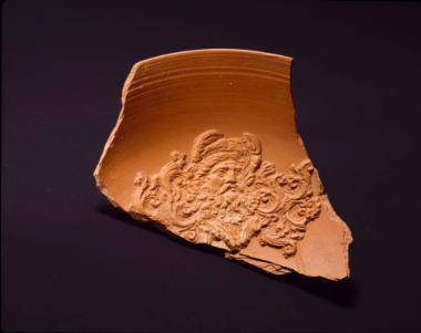 όστρακο πινακίου με ανάγλυφη διακόσμηση (Αφρικανική κεραμική)
