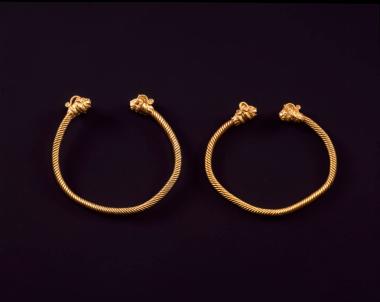 χρυσά βραχιόλια με κεφάλια μυθικών ζώων