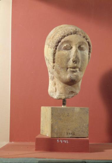 Κεφαλή αρχαϊκής κόρης. Προέλευση: Σούνιο, ιερό Αθηνάς Σουνιάδος.