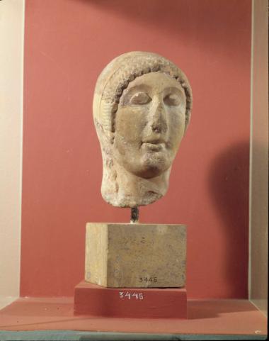 Κεφαλή αρχαϊκής κόρης. Προέλευση: Σούνιο, ιερό Αθηνάς Σουνιάδος.