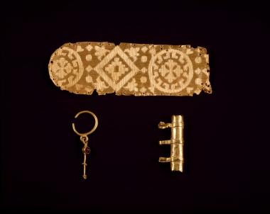 Σκουλαρίκι, πόρπη και έλασμα από χρυσό